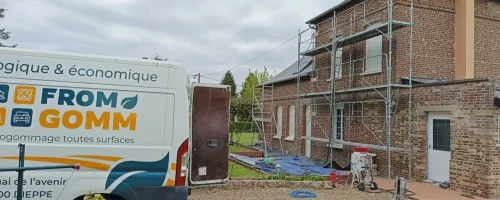 Chantier aerogommage sur briques pour maison
