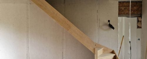 enlevement vernis sur escalier en place