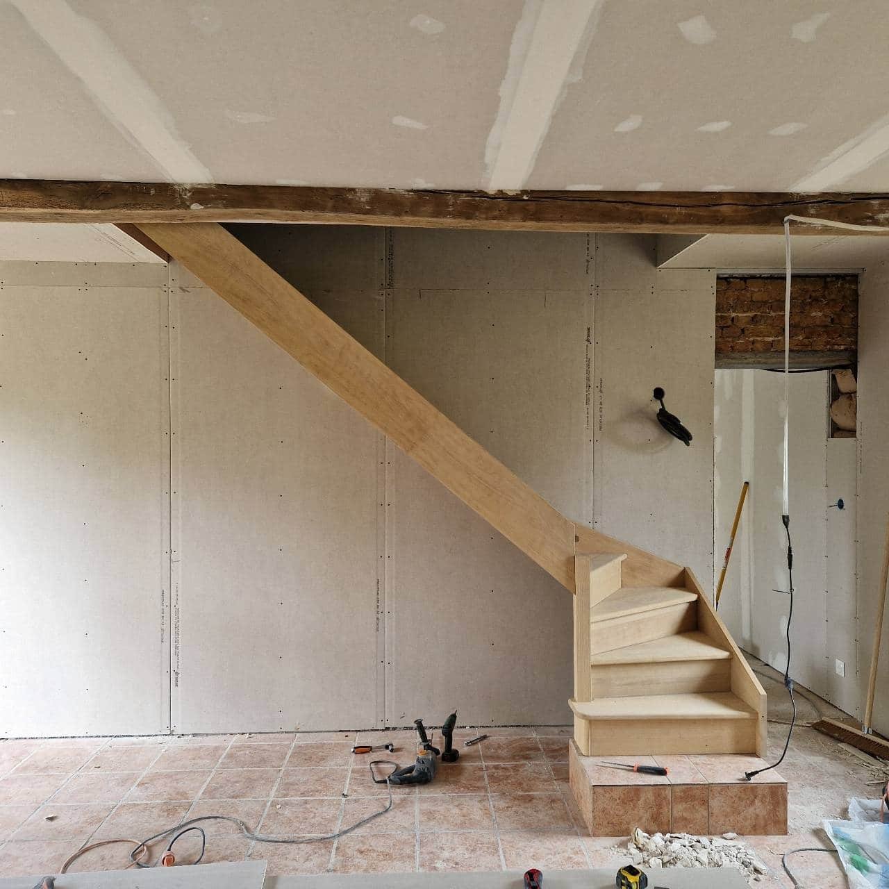 enlevement vernis sur escalier en place